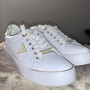 GUESS Women’s loven low-top sneaker